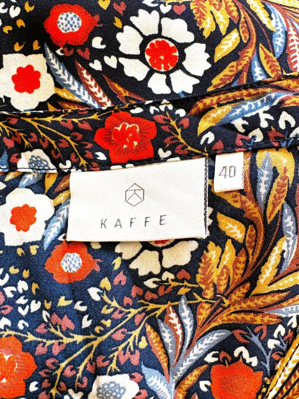 Blusa floral Kaffe – tamanho 40 – decote em V e botões luxuosos – photo 9